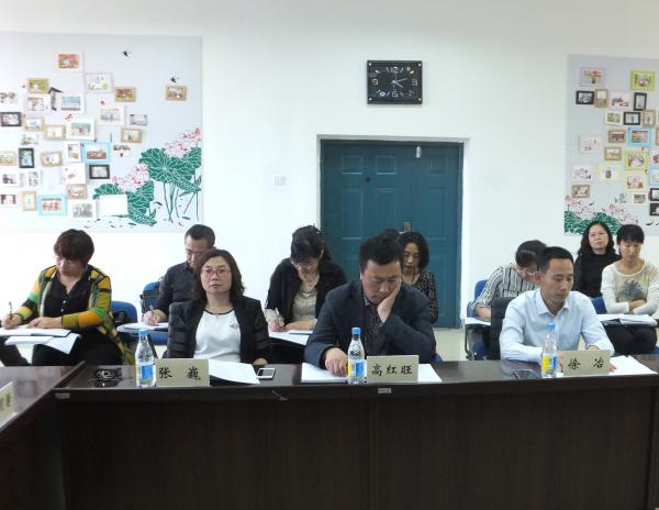 徐冶院长主持会议.JPG